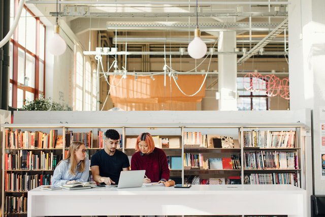 Studenter i et bibliotek