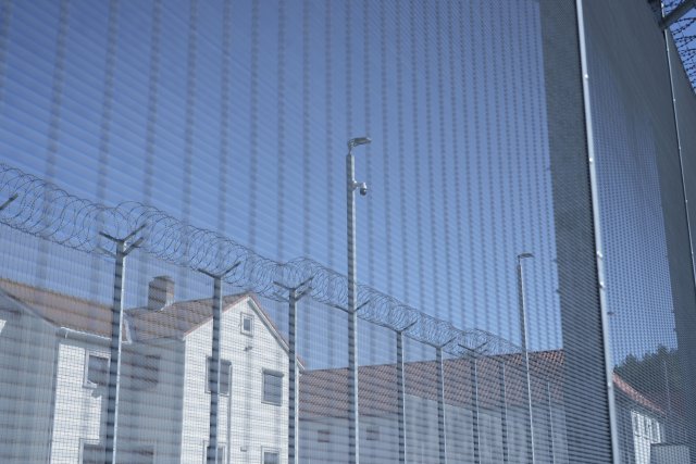 Høye gjerder i en fengselsgård