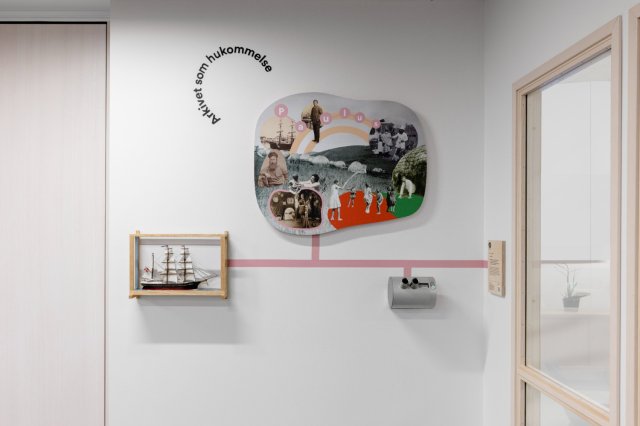 En vegg med en utstilling av kunst