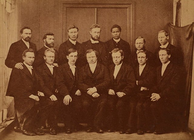 Gruppebilde fra Misjonsskolens 1864-1869 kull. Moses er en av elevene.