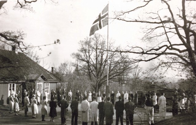 Bilde av markering ved flaggstangen utenfor Gamlegården den 8. mai 1945, 