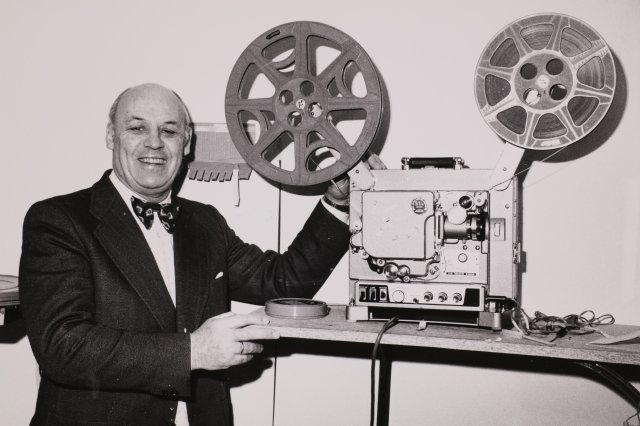 Bildet viser Mikael Strandenæs i NMS Filmsentral foran en filmfremviser i 1978.