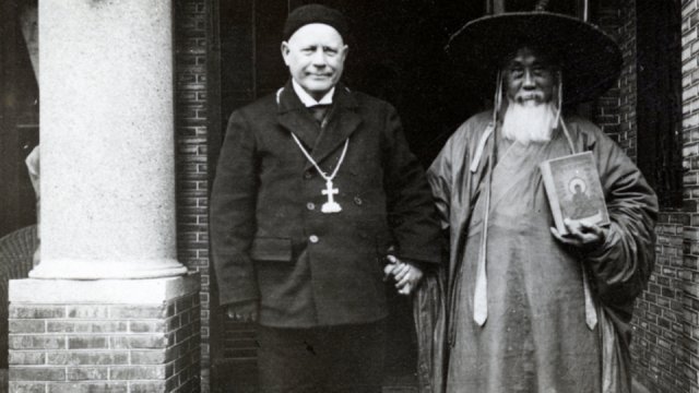 På bildet ser du Reichelt sammen med buddhistisk munk.