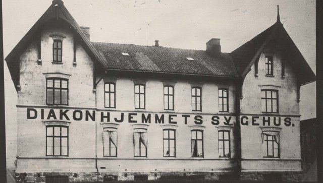 Gammelt bygg med teksten Diakonhjemmet sykehus