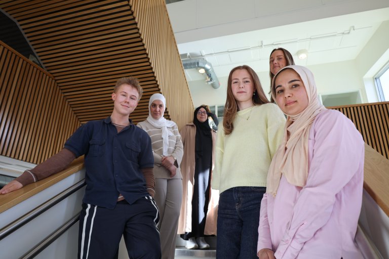 Gruppebilde studenter i trapp
