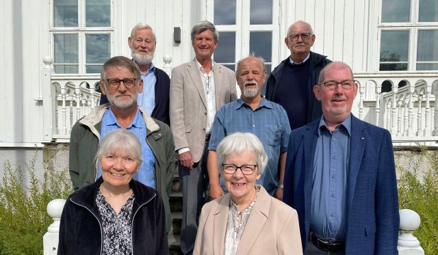 En gruppe 50-årsjubilanter foran en bygning