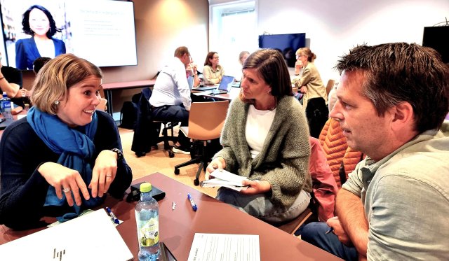 Gruppe med studenter i samtale