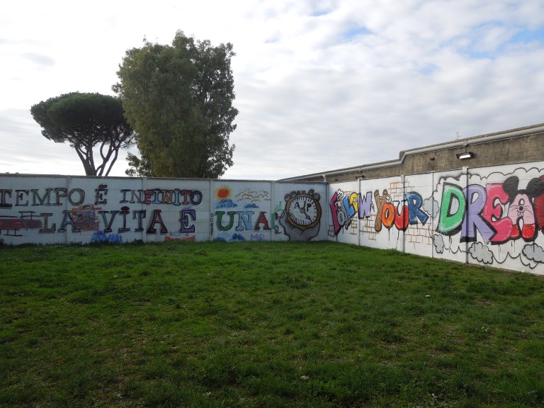 bilde av fengselsmur med tagging