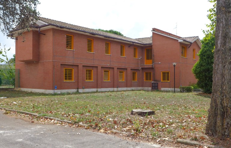 bilde av fengsel i rød murstein utenfra