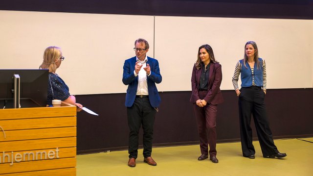 bilde av de fire på scena