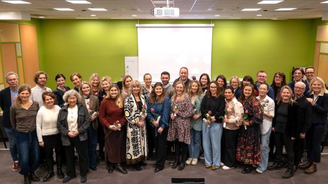 Gruppebilde av deltakere på avslutningsseremoni