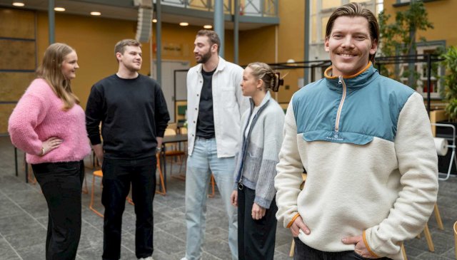 Studenter står i en gruppe