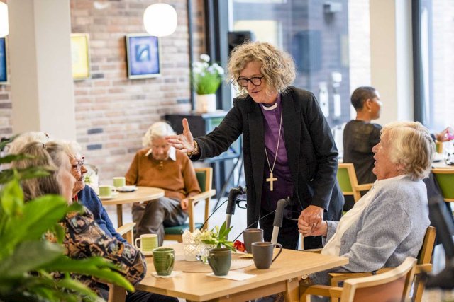 Biskop Kari Veiteberg hilser på noen eldre damer