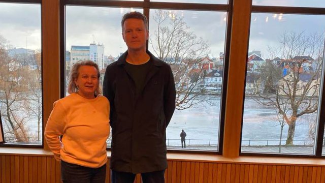 Elisabeth Faret ved Studentsamskipnaden i Stavanger (SiS) og Arne Morten Rosnes ved VID oppstilt mot et vindu med en park i bakgrunn.