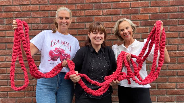 Portrett av de tre med sitte-lars i hendene