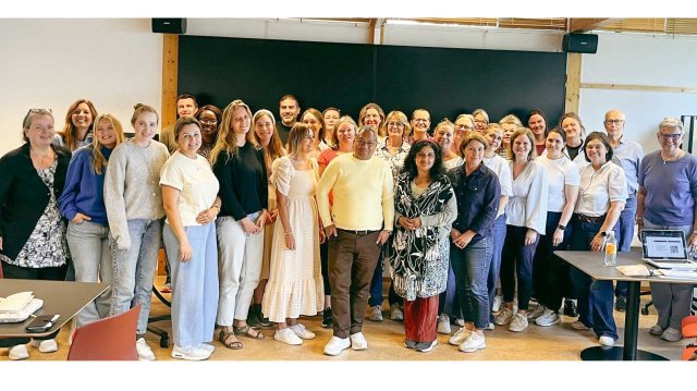 Gruppebilde av diakonistudenter inne i et klasserom