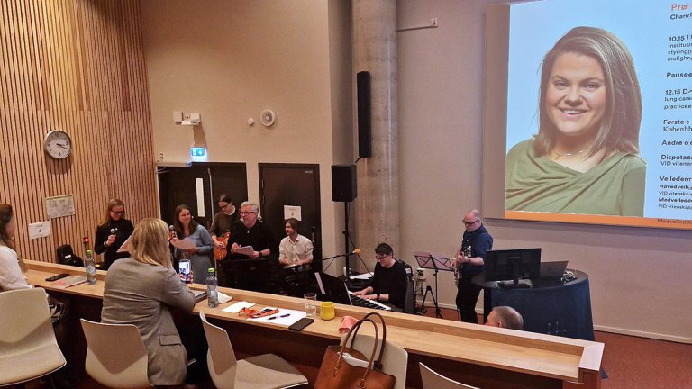 bilde fra forelesningssal med band som underholder og bilde av charlotte oppe på powerpoing