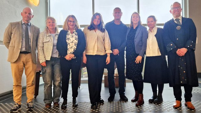 portrett av alle stående på rekke