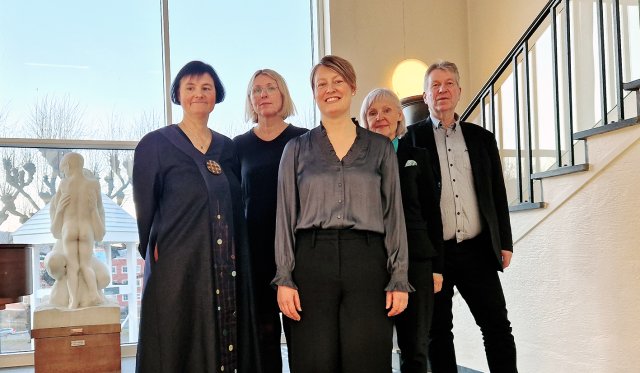 gruppebilde tatt i en trapp
