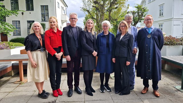 gruppebilde av de åtte stående utenfor VID stavanger
