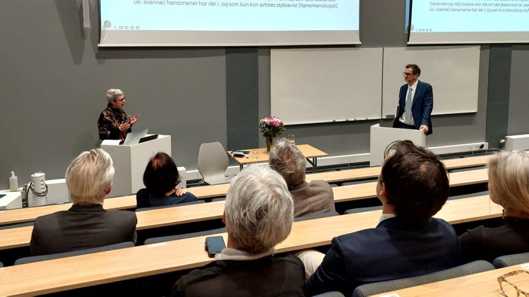 bilde av de to stående foran på scenen. 