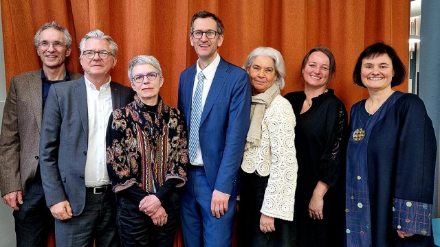 Gruppebilde av de sju stående på rekke. 