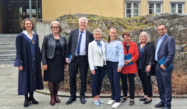 alle står på rekke utenfor VID Oslo