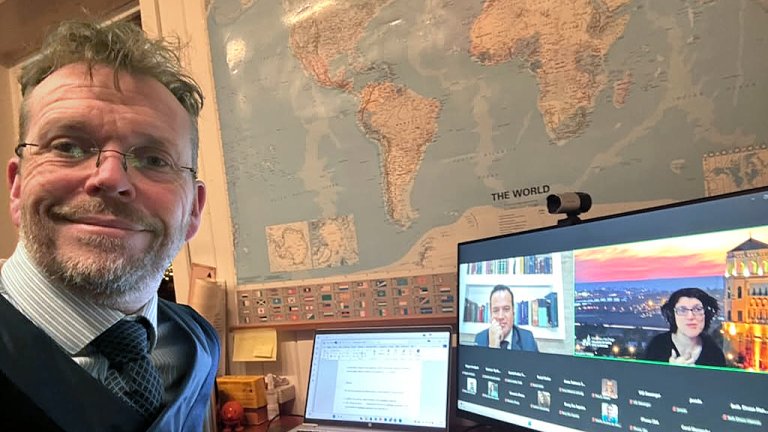 Bilde av Vebjørn foran pcen hjemme