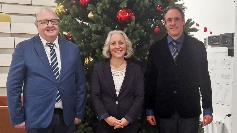 portrett av de tre foran juletre