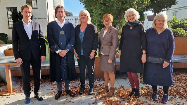 Gruppebilde av alle stående utenfor VID Stavanger