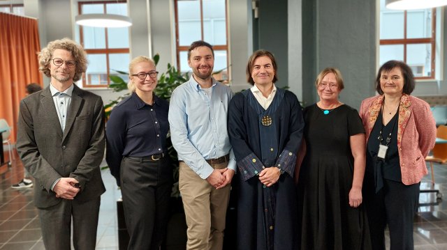 portrett av personene stående på rekke