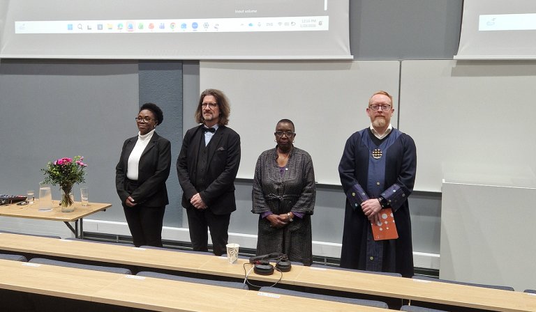 Bilde tatt under disputasen av Elorm med Elorm til venstre