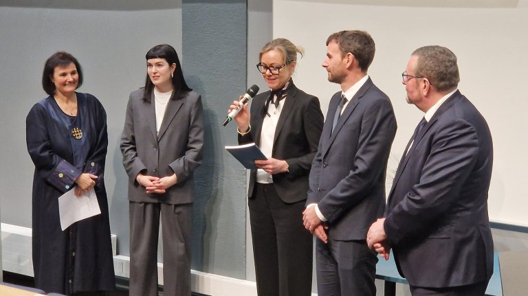 Bilde tatt av aktører på scenen under disputasen