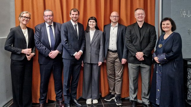 Gruppebilde av personene stående på rekke