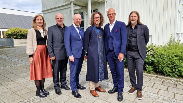 gruppebilde av alle stående på rekke utenfor VID