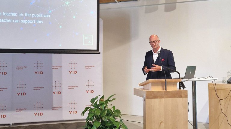 Østereng foran powerpoint.