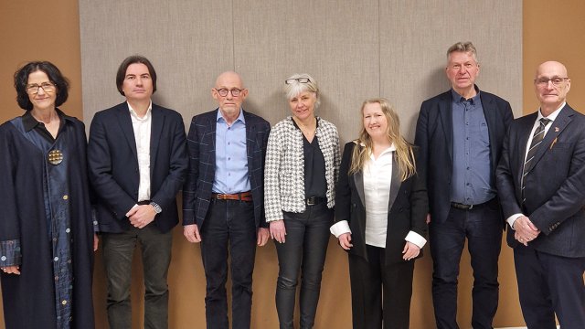 Portrett av de sju stående på rekke. 