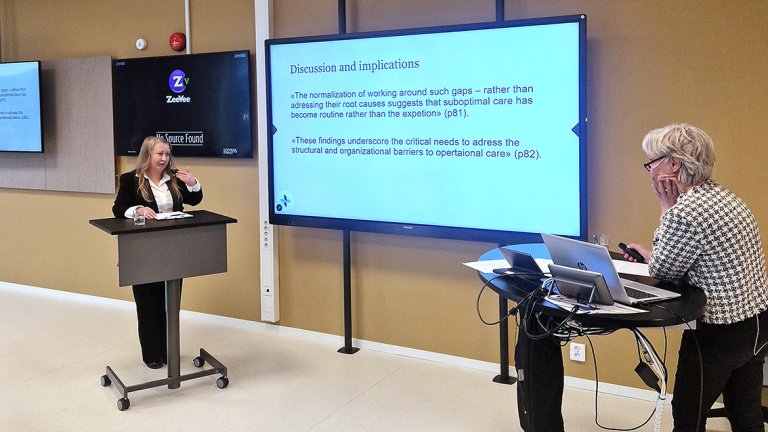 Høyvik står og snakker foran powerpoint