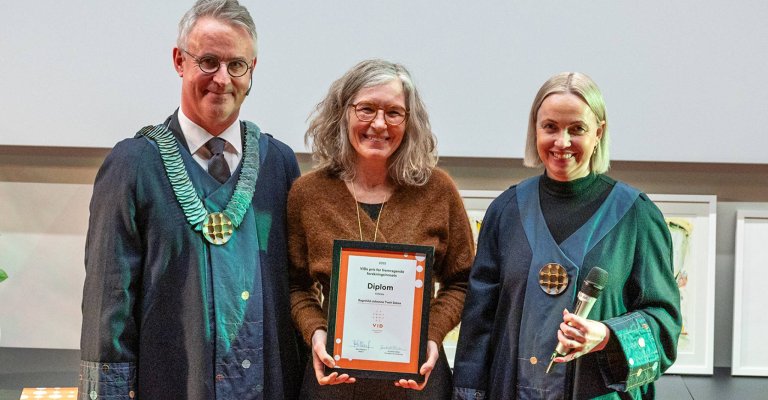 Ragnhild Johanne Tveit Sekse med diplom for forskningsprisen, omkranset av rektor Bård Mæland og prorektor for forskning, Gunhild Odden.