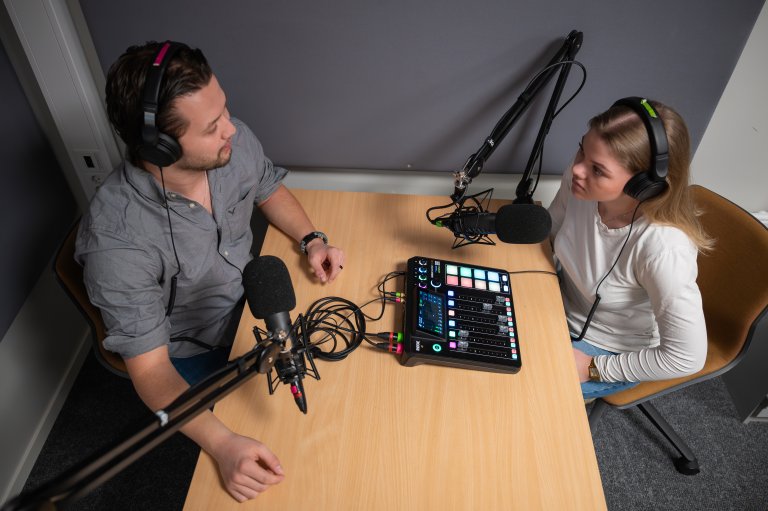Mats og Emily i studio.