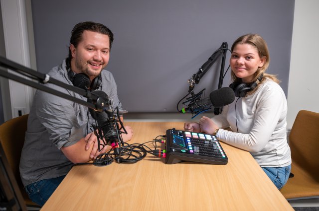 Bilde av Mats og Emily i studio foran mikrofoner.