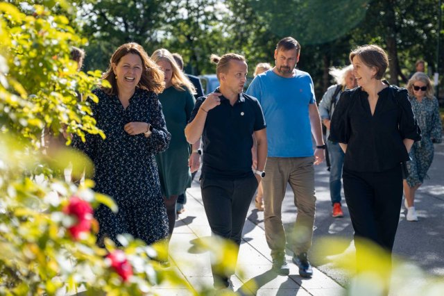 Barne- og familieminister, Kjersti Toppe (til høyre) ble blant annet møtt av dekan Mona Iren Hauge (til venstre) og Ole Henrik Kråkenes, leder for profesjonsrådet for barnevernspedagoger.