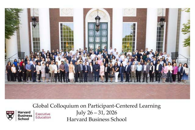 Bilde av en gruppe kursdeltakere foran Harvard Business School