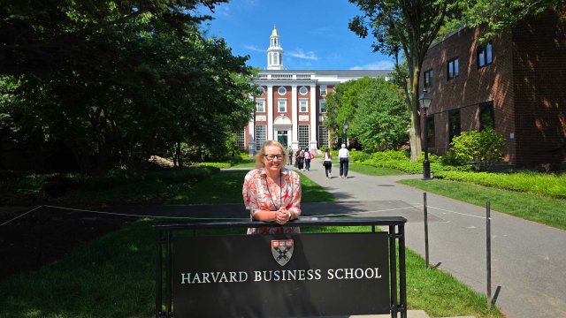 Bilde av Gry Espedal bak skiltet til Harvard Business School