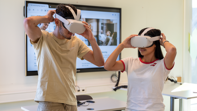 to studenter med VR-briller på