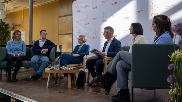 Gruppebilde av studenter, ansatte og Ingvild Kjerkol som sitter på scenen.