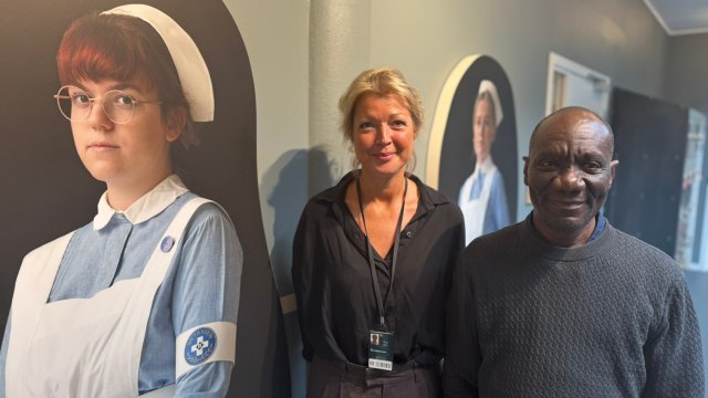 To mennesker ved siden av hverandre og et bilde av en diakonisse i forgrunnen.