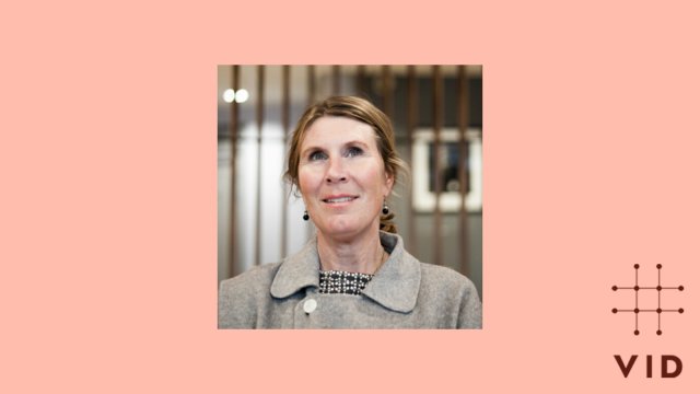 Portrettfoto av Marianne Brattland med rosa bakgrunn og VID-logo.