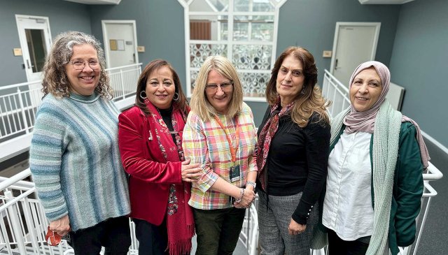 Fem voksne damer poserer for kamera