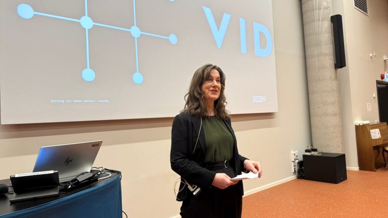 bilde av Gåskjenn som snakker foran powerpoint-presentasjon. 